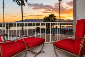 Terrace/patio - RIVERFRONT RUBY RED HOME & SPA & PRIVATE DOCK & INLET FUN! (Bullhead City)