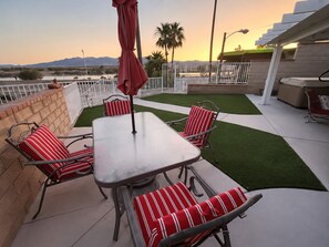Outdoor dining - RIVERFRONT RUBY RED HOME & SPA & PRIVATE DOCK & INLET FUN! (Bullhead City)