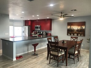 Fridge, microwave, oven, stovetop - RIVERFRONT RUBY RED HOME & SPA & PRIVATE DOCK & INLET FUN! (Bullhead City)