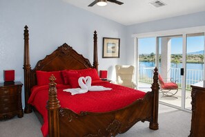 3 bedrooms, desk, iron/ironing board, WiFi - RIVERFRONT RUBY RED HOME & SPA & PRIVATE DOCK & INLET FUN! (Bullhead City)