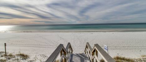 Una spiaggia nelle vicinanze
