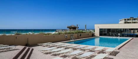 Una piscina techada, una piscina climatizada