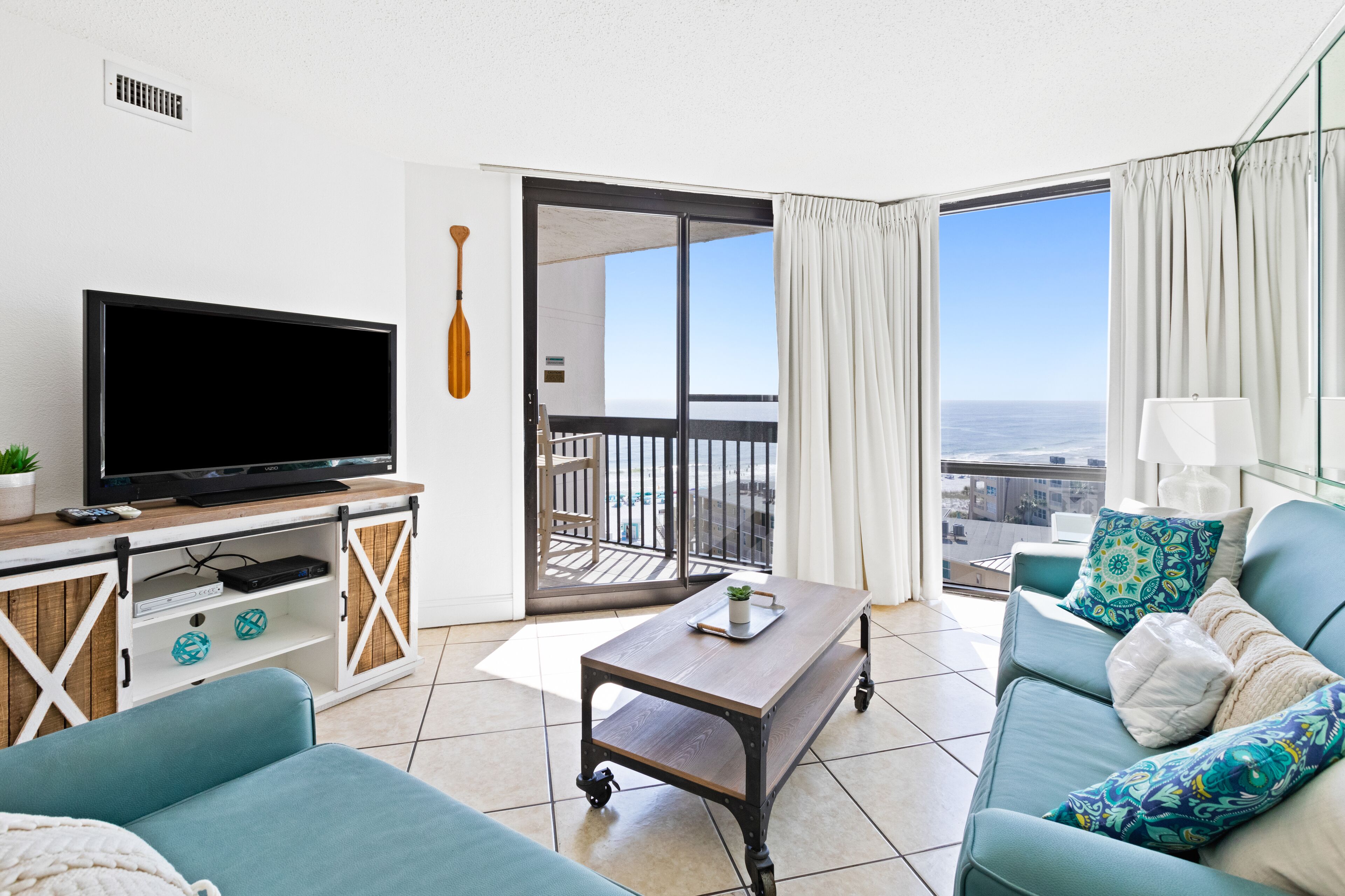 Beautiful Condo, Multiple on-site pools w/ hot tub & splash pad