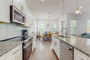 冷蔵庫、電子レンジ、オーブン、コンロ