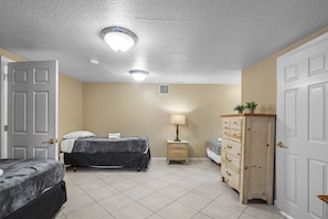 3 slaapkamers, een strijkplank/strijkijzer, reisbedje, gratis wifi