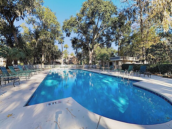Una piscina al aire libre, una piscina climatizada