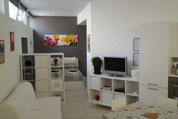 Smart TV, libros, estéreo
