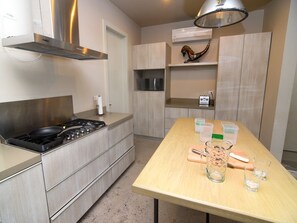 Fridge, microwave, oven, coffee/tea maker