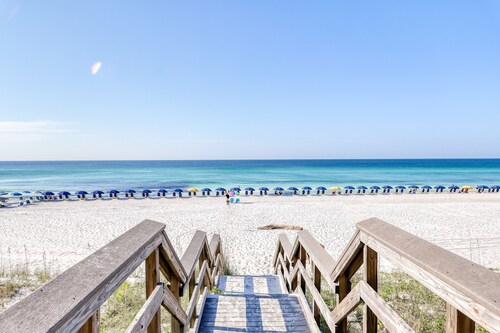 5th Floor Comfortable gulf view Condo, Steps to beach, Shopping & dining nearby