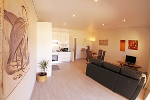 TV, books - Few Steps to the Beach - Near Tres Irmaos Beach and Close to Alvor Village (Alvor)