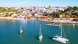 Une ville côtière dotée d’un port de plaisance, de bateaux et de bâtiments qui bordent le front de mer.