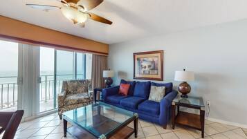 Platt-tv, dvd-spelare, ett filmbibliotek och en stereo