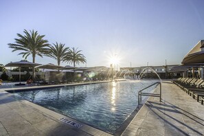 Outdoor pool, a heated pool - Entire Home/2.5 Miles to Disney/Parking/Wi-Fi/BBQ/Shared Pool/Family Friendly (Celebration)