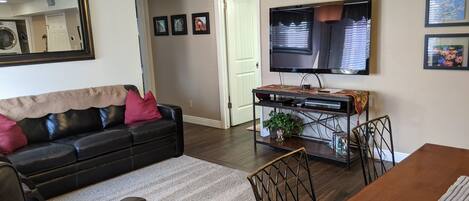 Een televisie, een dvd-speler, tafelvoetbal en een tafeltennistafel