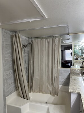 Kombinert dusj/badekar, hårføner, håndklær og såpe