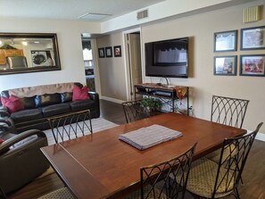 Fernseher, DVD-Player, Tischfußball, Tischtennisplatte