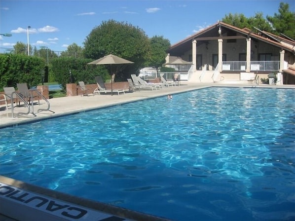 Piscine extérieure, piscine chauffée