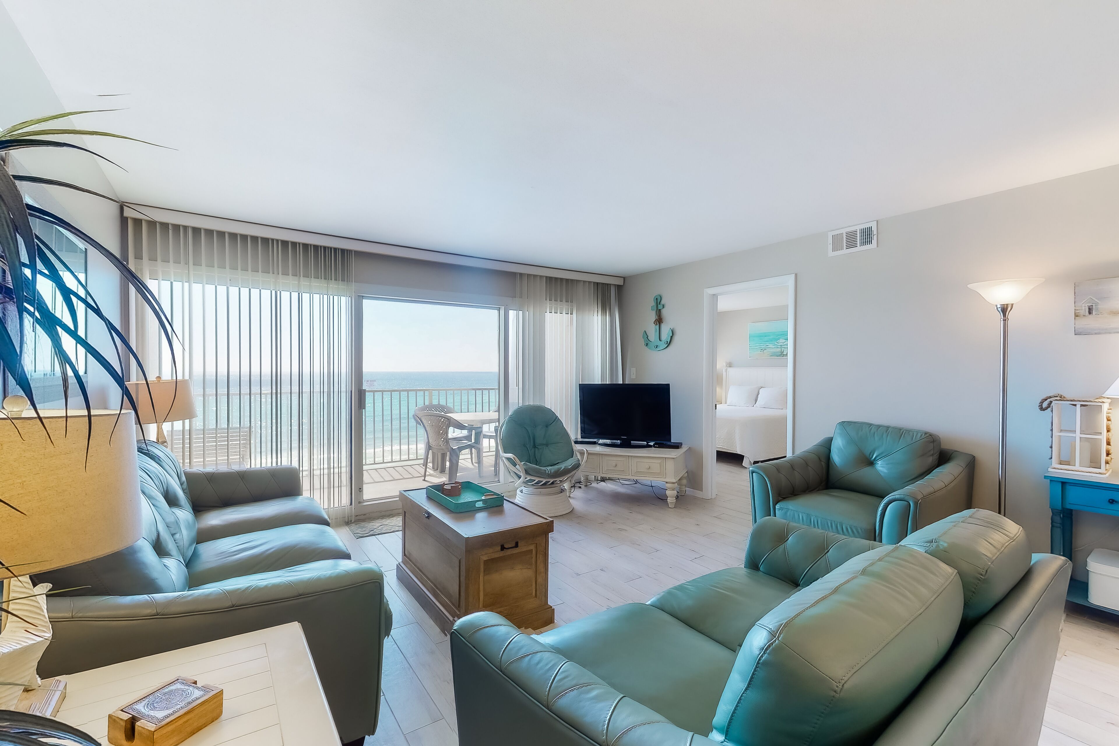 Welcoming Fifth-Floor Condo with great Location, pool & Gym