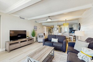 Una televisión, un reproductor de DVD, una videoteca