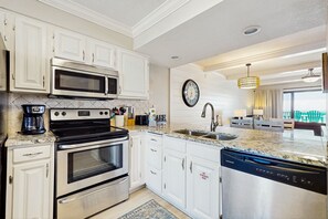 Jääkaappi, mikroaaltouuni, uuni, liesi