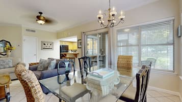 Een televisie, een dvd-speler en een filmbibliotheek