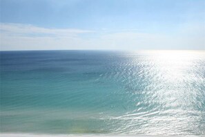 On the beach - Spacious beachfront home w/free WiFi/shared pool & hot tub - steps to beach/fun (Miramar Beach)