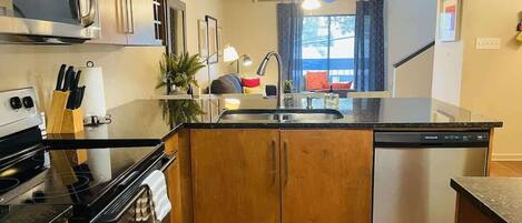 冰箱、微波炉、烤箱、炉灶