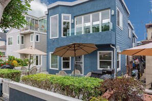 Outdoor dining - Epic Patio, Comfortable, Seconds to Beach, Toys! (San Diego)