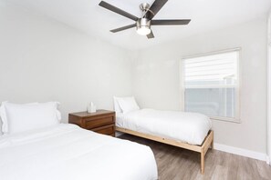 2 bedrooms, desk, iron/ironing board, free WiFi - Epic Patio, Comfortable, Seconds to Beach, Toys! (San Diego)
