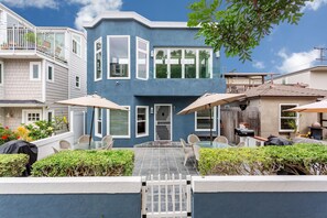 Outdoor dining - Epic Patio, Comfortable, Seconds to Beach, Toys! (San Diego)