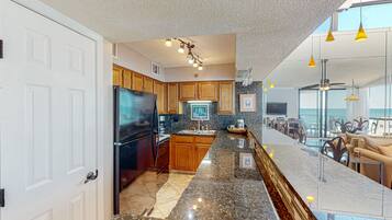 Kylskåp, mikrovågsugn, ugn och spishäll