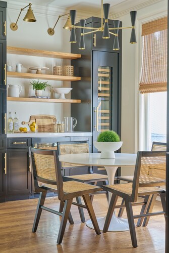 Designer In Town Home- walk to train and town