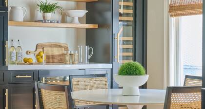 Designer In Town Home- walk to train and town