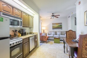 Réfrigérateur, four à micro-ondes, un four, surface de cuisson