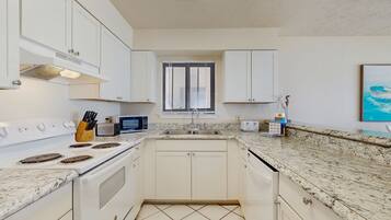 Kjøleskap, mikrobølgeovn, ovn og kokeplater