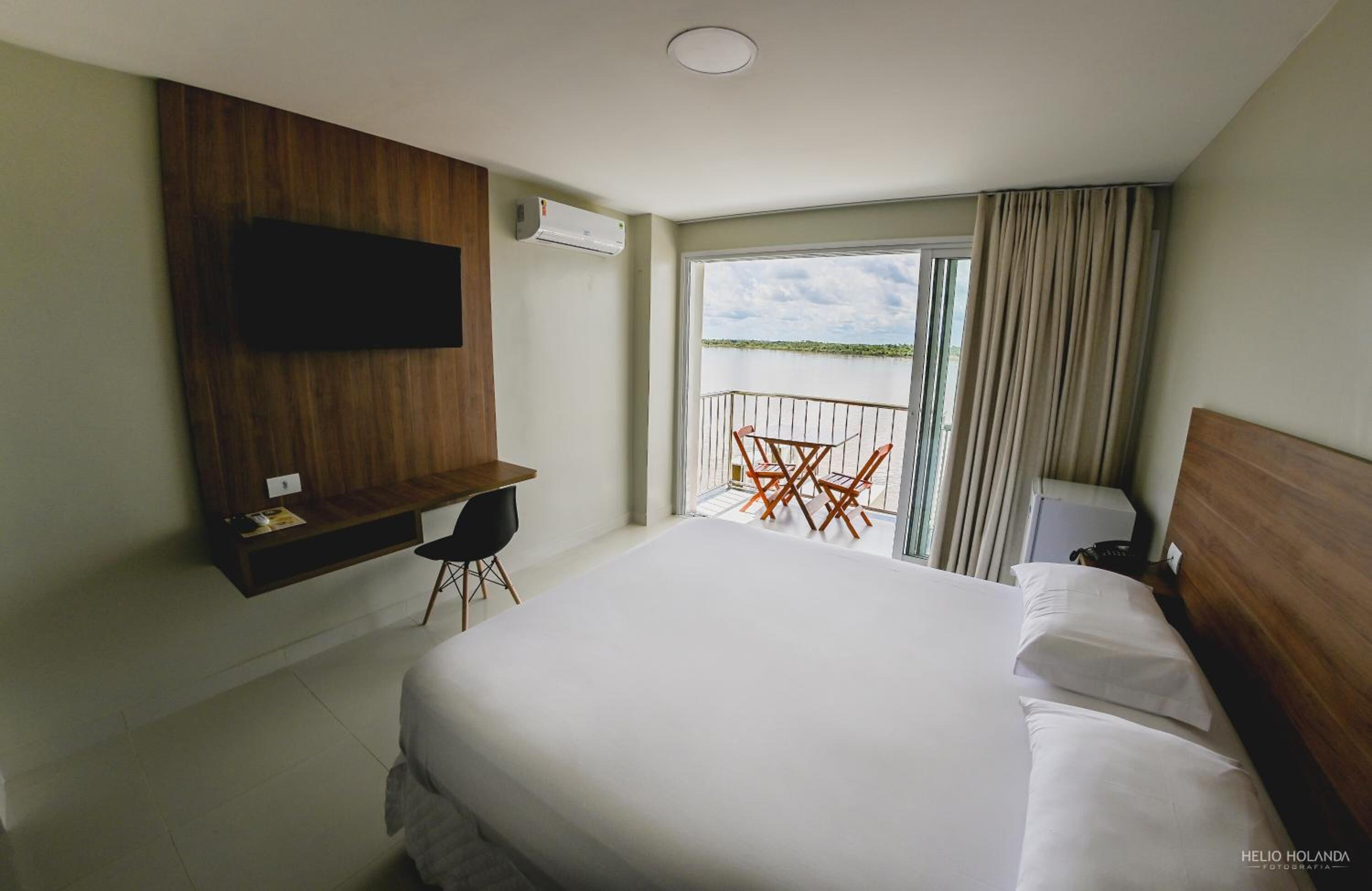 Pillowtop beds, minibar, WiFi (free), bed sheets