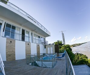 Innendørsbasseng og solsenger