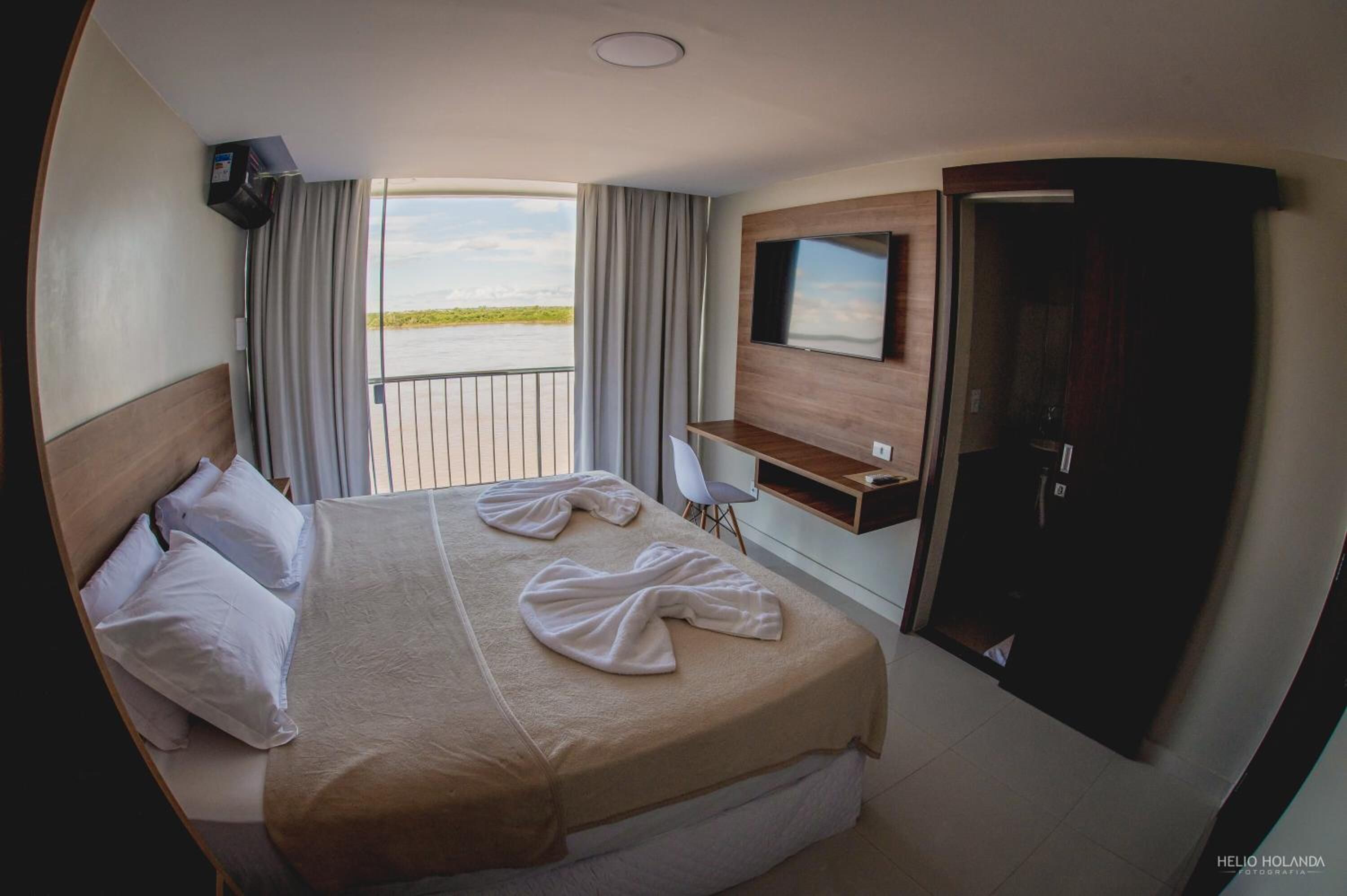 Pillowtop beds, minibar, free WiFi, bed sheets