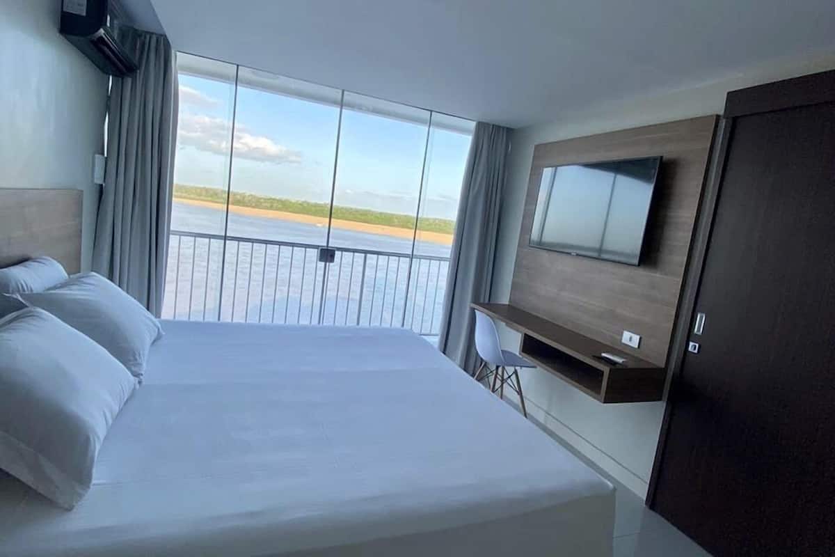 deluxe room | 1 bedroom, pillow-top beds, minibar, free wifi