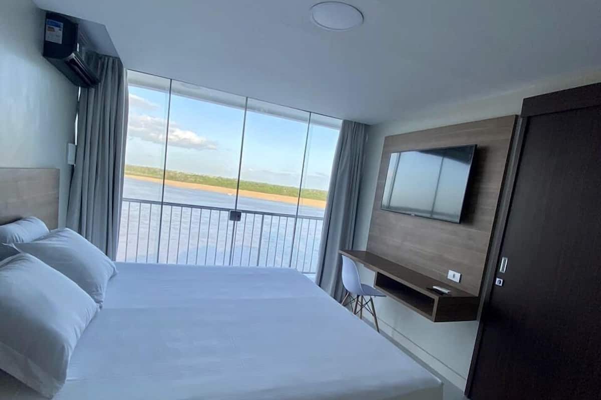 Deluxe Room | Pillow-top beds, minibar, free WiFi, bed sheets