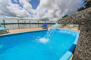 Inomhuspool och solstolar