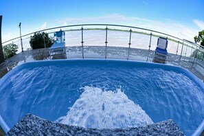 Una piscina techada, sillones reclinables de piscina