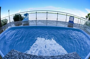 Una piscina techada, sillones reclinables de piscina