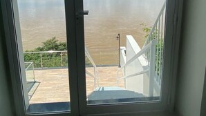 A room with a view of a river and a distant landscape. - Hotel Orla do Rio Branco (Boa Vista)