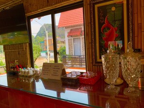 Breakfast, lunch, dinner served; local and international cuisine