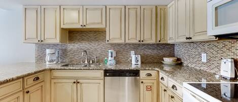 冷蔵庫、電子レンジ、オーブン、コンロ