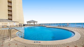 Een verwarmd zwembad