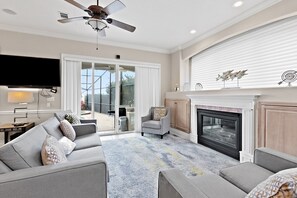 TV, fireplace, DVD player, video library - Spacious, Beachfront Home, Stunning Views, Private Pool (Destin)