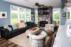 Smart TV, chimenea y videojuegos 