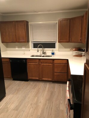 Jääkaappi, uuni, liesi, astianpesukone